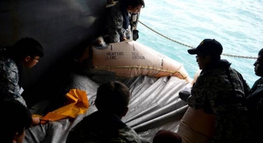 Phat hien be cuu sinh thoi phong tai noi tim kiem QZ8501 hinh anh