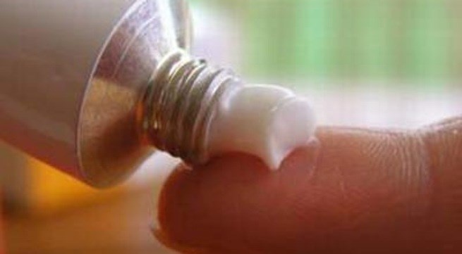 Lam dung thuoc chua corticoid, tre bi hoai tu ngon tay hinh anh