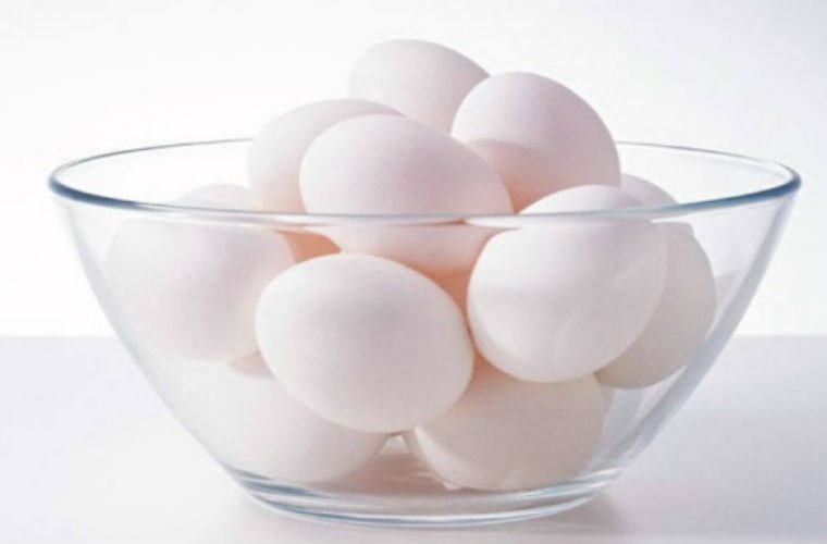 Ăn 1 quả trứng sẽ không làm tăng cholesterol, trứng có chứa một số lượng nhất định cholesterol, nhưng các thành phần trong trứng còn giúp làm giảm cholesterol. Chỉ cần chắc chắn mỗi ngày ăn 1 quả bạn không lo tăng nguy cơ bệnh tim.