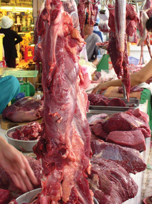 Thịt bán ở một số chợ, hàng quán là trâu hay bò - rất khó biết.