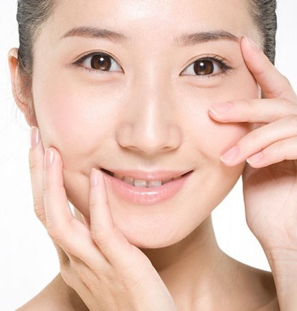 Hạn chế bong da. Khi bị bong da, nứt lớp biểu bì, sứt da đầu móng tay, bạn chỉ cần thoa dầu dừa lên vùng da đó. Ngoài ra, dầu dừa còn giúp móng tay mọc nhanh hơn.