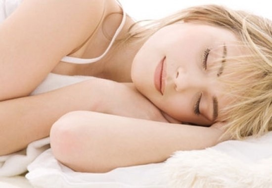 Dùng dầu dừa làm kem đêm. Đối với nhiều người da khô, dầu dừa sẽ là thứ kem đêm tuyệt vời dành cho họ. Bạn có thể thoa chút dầu dừa lên da vào buổi tối trước khi đi ngủ và cảm nhận làn da đẹp rạng rỡ sau khi tỉnh dậy. Tuy nhiên, loại kem đêm này không thích hợp với những người da dầu và bị mụn.