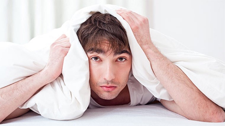 Viêm niệu đạo. Viêm hoặc nhiễm trùng niệu đạo thường gây ra đau đớn khi tiểu tiện. Bệnh lậu và nấm Chlamydia là nguyên nhân phổ biến. Viêm niệu đạo cũng gồm viêm đặc hiệu và viêm không đặc hiệu. Đối với viêm niệu đạo không đặc hiệu, ở miệng sáo thường có một số chủng vi khuẩn chung sống. Nếu có điều kiện thuận lợi, những vi khuẩn này phát triển rất mạnh, lan sâu vào niệu đạo, ống dẫn tinh gây viêm tinh hoàn - mào tinh hoàn...