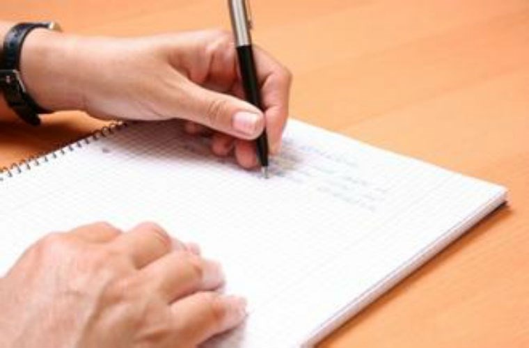 Người thuận tay trái: Một tài liệu nghiên cứu cho thấy phụ nữ thuận tay trái có nguy cơ mắc bệnh ung thư vú cao hơn 40%, các bệnh ung thư thời gặp sau thời kì mãn kinh như: ung thư cổ tử cung, ung thư nội mạc tử cung cao hơn 2 lần so với người bình thường.