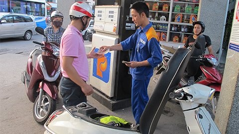 Xang giam gia: Dan mung, DN dinh 'van den' thua lo hinh anh