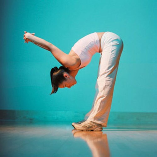 Tuyệt đối không thực hiện những động tác khiến bạn phải gập mình, cúi xuống thấp.