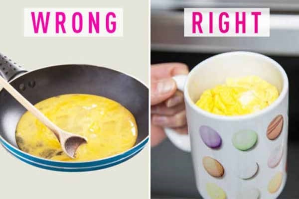 1. Chiên trứng trong chảo. Bạn không ngờ rằng, bác trứng trên chảo hoàn toàn không đúng. Cách tốt nhất để giữ được dinh dưỡng trong trứng là hãy cho trứng vào một cái bát và bỏ lò vi sóng khoảng 1 phút. Bạn sẽ có được một bát trứng siêu mịn mà không cần dầu mỡ.