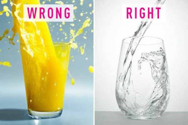 7. Uống nước hoa quả. Cơ thể bạn cần nước để phục vụ hoạt động các cơ quan. Nhưng nếu bạn uống một ly nước trái cây, sẽ có tới 22gr đường trong đó, nếu dùng nước trái cây đóng hộp thì lượng đường còn cao hơn nữa. Tốt hơn hết, uống một cốc nước để thanh lọc cơ thể vào buổi sáng và chỉ nên ăn trái cây cắt.