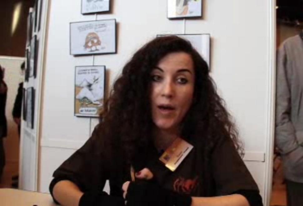 Phap: Tiet lo cua nguoi phu nu 'dan' 2 tay sung len toa soan hinh anh