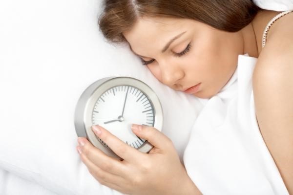 Lười tập thể dục. Tập luyện thường xuyên có thể tăng lưu thông máu và giải phóng các độc tố ra khỏi cơ thể, khiến cơ bắp săn chắc, làm cho làn da tươi sáng và khỏe mạnh, giảm stress và các nếp nhăn trên khuôn mặt. Đồng thời nó còn thúc đẩy sản sinh ra endorphin và khiến bạn luôn cảm thấy vui vẻ.