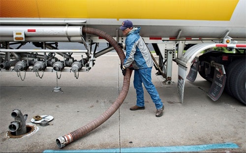 Gia dau giam dang khien the gioi thay doi ra sao? hinh anh