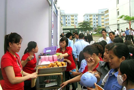 Công nhân khu công nghiệp Thăng Long Hà Nội mua hàng bình ổn giá.