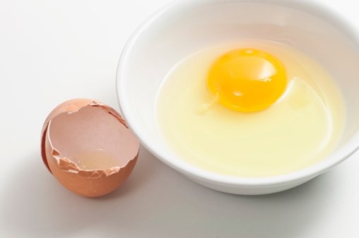 Bé bị tiểu đường: Nếu bé của mẹ đang bị tiểu đường, ngoài các đồ ăn ngọt và tinh bột, mẹ cũng nên hạn chế cho con ăn trứng bởi thực phẩm này chứa nhiều chất gây hại cho bệnh tình của bé.