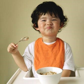 Bé bị thừa cân, béo phì: Trong trứng chưa rất nhiều cholesterol và chất béo bão hòa, một trong những thủ phạm của tình trạng thừa cân ở trẻ, nên mẹ có thể hạn chế tối đa việc cho những bé đang thừa cân ăn trứng.