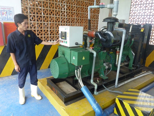 Máy phát điện chạy bằng biogas tại trại heo.