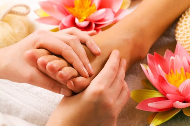 Bàn chân. Phụ nữ sẽ vô cùng cảm động khi đối tác quan tâm tới bàn chân của mình. Tiến sĩ Ian Kerner, tác giả cuốn She Comes First cũng khẳng định hành động tinh tế này giúp chị em cảm thấy tự tin hơn trong sinh hoạt chăn gối.