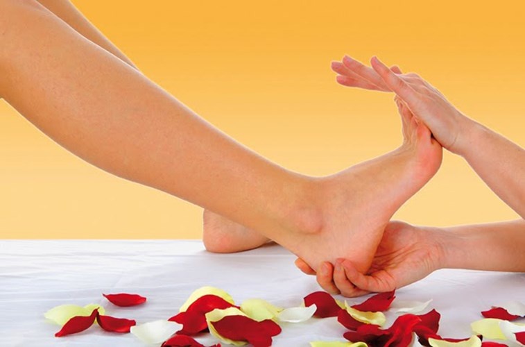 Nếu lúng túng, nam giới nên bắt đầu nhẹ nhàng bằng cách massage toàn bộ bàn chân của bạn gái. Khi mọi thứ đã ổn, hãy sáng tạo để cả hai cùng cảm thấy thoải mái.