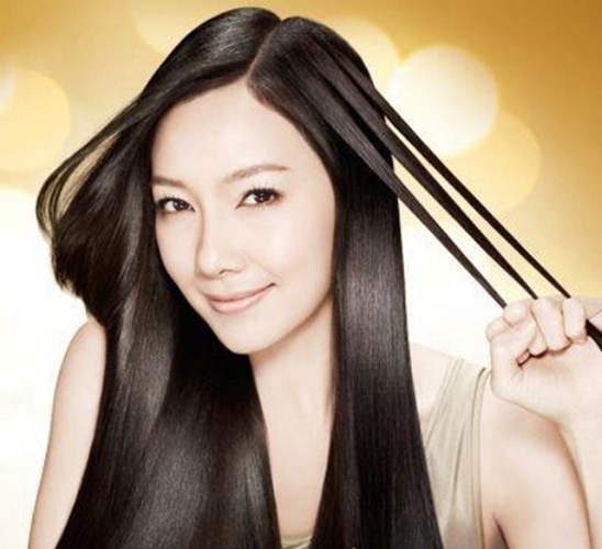 Bạn có thể dùng ngón tay của mình lùa vào mái tóc bạn gái rồi kéo nhẹ. Khi cô ấy có dấu hiệu đồng tình, người đàn ông “cao tay” có thể dùng lọn tóc để kích thích vùng cổ, da đầu. Tuy nhiên, cánh mày râu cần điều chỉnh một lực thích hợp tránh làm tổn thương đối tác.
