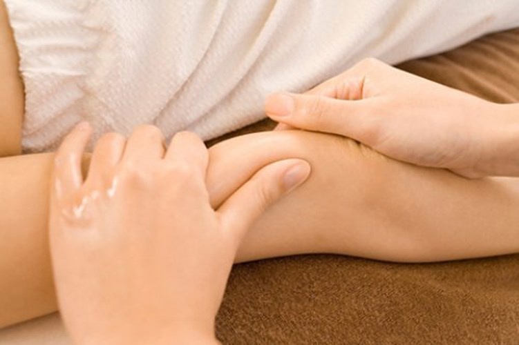 Các vùng da nhạy cảm. Đừng tập trung quá nhiều vào “cô bé” bởi nó dễ gây nhàm chán. Bạn hãy “đổi món” bằng cách lướt nhẹ bàn tay ở các vùng da nhạy cảm như đùi, bụng, phần cánh tay gần nách…