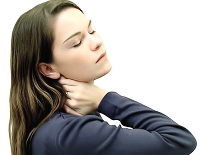 Cổ. Cổ là khu vực nhạy cảm nhất trên cơ thể phụ nữ. Phần lớn phụ nữ sẽ cảm thấy hào hứng ngay lập tức khi bị kích thích từ đằng sau hoặc hai bên cổ tới bờ vai. Thậm chí, chỉ với một cái cắn nhẹ ở “điểm nóng” này cũng khiến nàng không thể cưỡng lại được ham muốn dâng tràn.