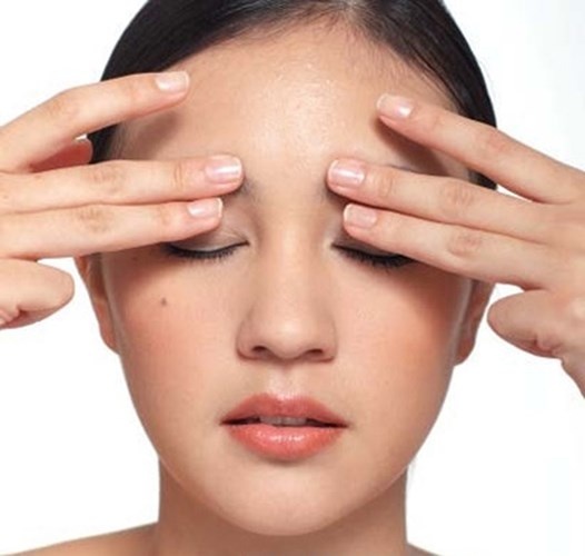 Lướt nhẹ từ mí mắt tới thái dương. Khu vực xung quanh mí mắt tập trung nhiều đầu mút thần kinh, do đó hôn nhẹ vào vùng này rồi kéo dài tới tận thái dương sẽ là một cách tuyệt vời để “khởi động”.