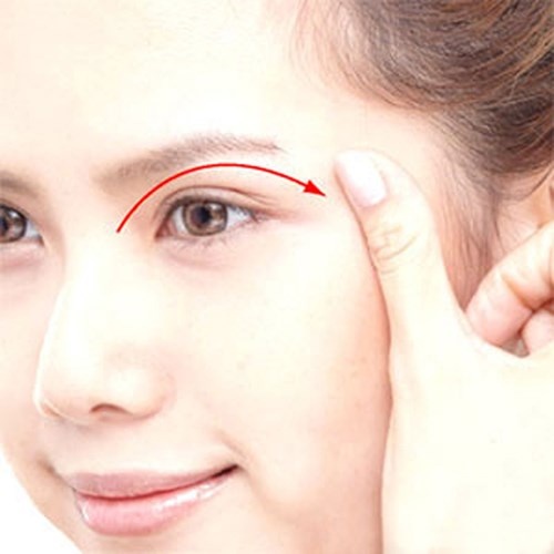 Vùng giữa khóe mắt và xương gò má. Vị trí này khá nhạy cảm. Bằng cách để đôi môi “lang thang” trên mặt rồi tập trung tại vị trí này sẽ phát huy tác dụng khơi gợi ham muốn như mong đợi.