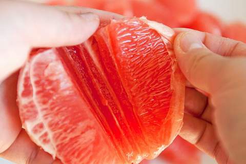 Bưởi có chứa nhiều vitamin A, một loại vitamin quan trọng đối với hệ miễn dịch và cũng là một chất chống oxy hóa mạnh giúp loại bỏ các gốc tự do-nguyên nhân dẫn đến nhiều vấn đề sức khỏe, kể cả ung thư