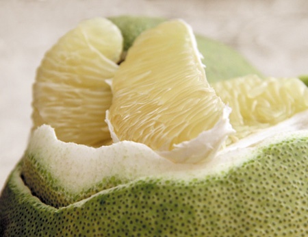 Theo một nghiên cứu khác bưởi còn chứa một chất được gọi là limonoids, giúp ngăn ngừa các khối u bằng cách thúc đẩy một loại enzyme tác động lên gan thúc đẩy trục xuất chất độc ra ngoài cơ thể. 