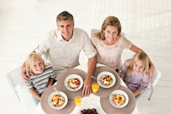 2. Lượng calo của bạn. Sức khỏe con người cũng như bất kỳ loài vật nào, sẽ được cải thiện khi bạn giới hạn đúng khẩu phần calo cho mình. Thậm chí một số nghiên cứu còn cho hay, ăn chay trường và tập thể dục cũng có thể cải thiện sức khỏe đáng kể cho bạn. Nó đóng vai trò tăng khả năng các dây thần kinh, giảm tỷ lệ mắc bệnh ung thư và kéo dài tuổi thọ.