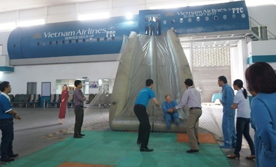 Thực hành tình huống thoát hiểm khẩn cấp từ máy bay.