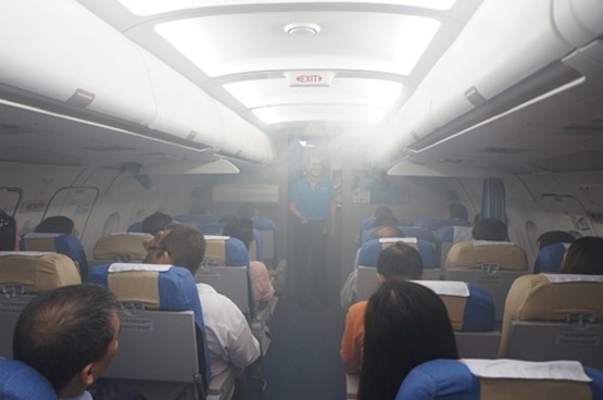 Học viên trải nghiệm các tình huống khẩn cấp trên máy bay mô hình như rung lắc dữ dội khi qua vùng khí hậu xấu...