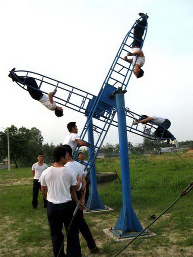 Bài tập kiểm tra tiền đình là một trong những bài tập căng thẳng nhất. Học viên được ngồi mâm xoay tròn với tốc độ 40 -60 vòng/phút. Sau mấy phút trên mâm, ứng viên bước xuống và được yêu cầu đi trên một đường thẳng.