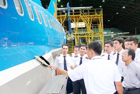 Các phi công trong buổi học thực hành.