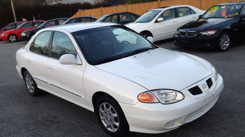 Chiếc Hyundai Elantra GLS đời 2000 được rao bán với giá dưới <abbr class=