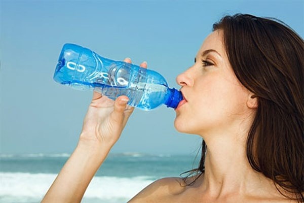 Hãy ăn nhiều protein nạc, chất béo lành mạnh và nhiều rau sẽ là chìa khóa giảm cân hiệu quả. Những loại carb trong ngũ cốc nguyên hạt cũng cần được kiểm soát do chúng có thể làm tăng lượng đường trong máu. Tránh xa các loại thực phẩm chế biến sẵn. Uống nhiều nước sẽ đánh lừa được hệ tiêu hóa trong trường hợp này.
