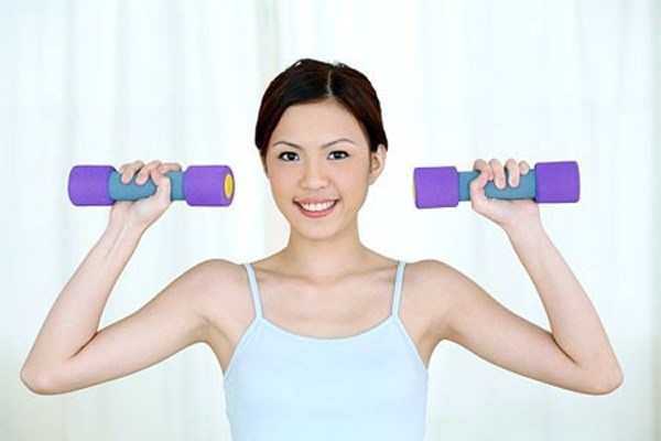 Một chế độ ăn ít chất béo và natri sẽ hỗ trợ hiệu quả cho bạn. Các loại thực phẩm như sữa chua, phô mai, rau lá xanh, cam, táo, lê là chọn lựa của bạn. Cũng như thân hình quả táo, hãy tập những bài aerobic để tăng cường trao đổi chất và đốt cháy chất béo. Những bài tập phù hợp là đạp xe, kéo co, chèo thuyền, bơi lội.