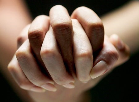 Không đủ kiên nhẫn. Phần đông nam giới ở độ tuổi thanh niên thường có tính nóng nảy, thiếu kiên nhẫn. Vì vậy, khi chuẩn bị quan hệ tình dục, nếu chợt nhớ ra là quên chưa mua bao cao su thì họ thường “chặc lưỡi”cho qua và nghĩ rằng một lần thì sẽ không bị ảnh hưởng. Trong khi nếu ở độ tuổi trẻ hơn thì họ sẽ không ngại ngần điều này.