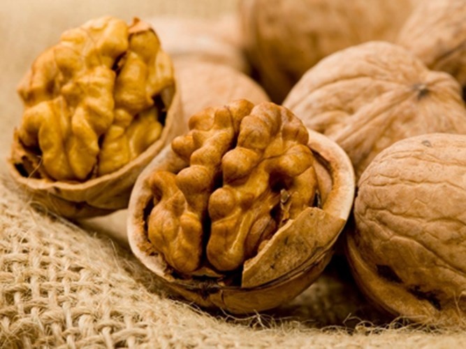 Thực phẩm giàu omega 3. Cá hồi, hạt lanh, quả óc chó… chứa nhiều omega 3 – loại axit có khả năng ức chế chất gây ung thư cực nhạy.