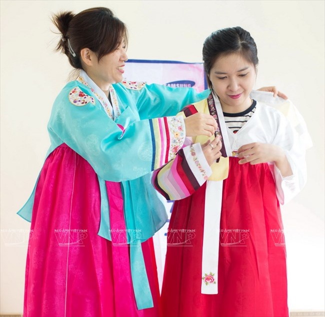 Cô giáo Kim Su Yeon hướng dẫn học viên cách mặc trang phục truyền thống của người Hàn Quốc. (Ảnh: Việt Cường/Báo ảnh Việt Nam).