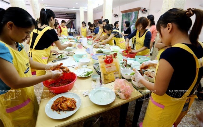 Các học viên tham gia giờ học cách chế biến các món ăn truyền thống của Hàn Quốc. (Ảnh: Việt Cường/Báo ảnh Việt Nam).