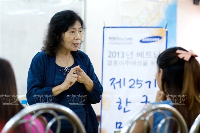 Giáo sư, Tiến sĩ Lê Thị Quý, Viện trưởng Viện Nghiên cứu giới và Phát triển trao đổi, trang bị cho các cô dâu những kiến thức về văn hóa hai nước.