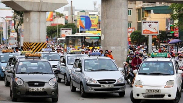 Sau nhiều lần giá xăng dầu giảm mạnh, giá cước vận tải giảm nhỏ giọt.