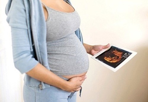 Một số nghiên cứu cũng chỉ ra nhiễm trùng âm đạo có thể làm vỡ màng tế bào và tăng nguy cơ sinh non. Nhiễm trùng âm đạo cũng liên quan tới sảy thai trong tam cá nguyệt thứ hai (từ tháng thứ 3-6 của thai kỳ). Không có mối liên hệ rõ ràng giữa nhiễm trùng âm đạo và mang thai, sản phụ cũng nên cảnh giác với một số biến chứng có thể phát sinh do nhiễm trùng có thể ảnh hưởng không tốt đến em bé trong bụng.