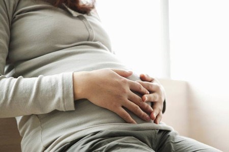 Chlamydia ở cổ tử cung không được điều trị trong thời kỳ mang thai có liên quan với tăng nguy cơ sinh non và vỡ ối sớm. Lây truyền từ mẹ sang con xảy ra tại thời điểm sinh con qua ngả âm đạo và có thể dẫn đến viêm mắt và viêm phổi ở trẻ sơ sinh, viêm nội mạc tử cung sau sinh ở người mẹ.