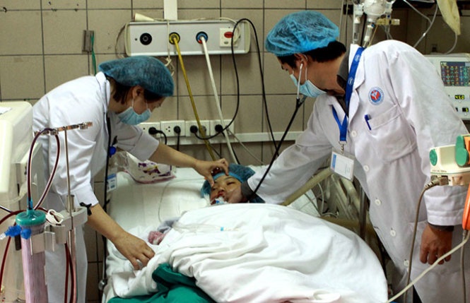 Bác sĩ ở Trung tâm chống độc Bệnh viện Bạch Mai (Hà Nội) điều trị cho nạn nhân vụ ngộ độc nấm rừng tại Thái Nguyên.