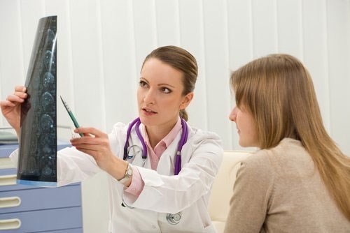 Nhiễm khuẩn âm đạo: Một trong những vấn đề phổ biến nhất xảy ra khi người phụ nữ mang bầu là nhiễm trùng âm đạo. Nhiễm trùng âm đạo còn được gọi là viêm âm đạo do vi khuẩn, cũng ảnh hưởng đến phụ nữ mang thai, chủ yếu là do sự thiếu cân bằng giữa vi khuẩn có trong âm đạo.
