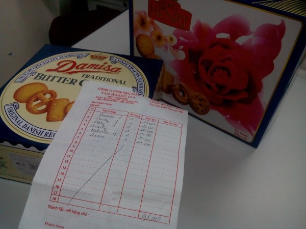 Bánh kẹo “nhái” thương hiệu ngoại chất bên đường ở La Phù (Hoài Đức) chờ xe tới lấy để phân phối đi các tỉnh.