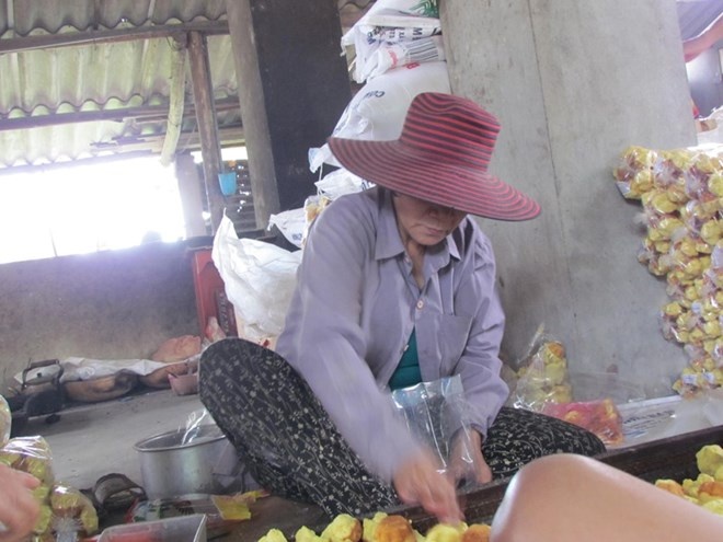 Bánh thuẫn được đóng gói chờ ngày xuất xưởng, đây là món quà mà người miền Trung đặt lên mâm cỗ dâng ông bà tổ tiên vào mỗi dịp tết. Khi đi qua nhà bà Công, nhiều người nghe mùi bánh thuẩn thơm sực nức đã ghé lại dù chỉ để mua một bị bánh. Họ nói với bà Công rằng mùi bánh thuẫn đã đánh thức kí ức về những cái tết xưa nghèo khó và ấm cúng.