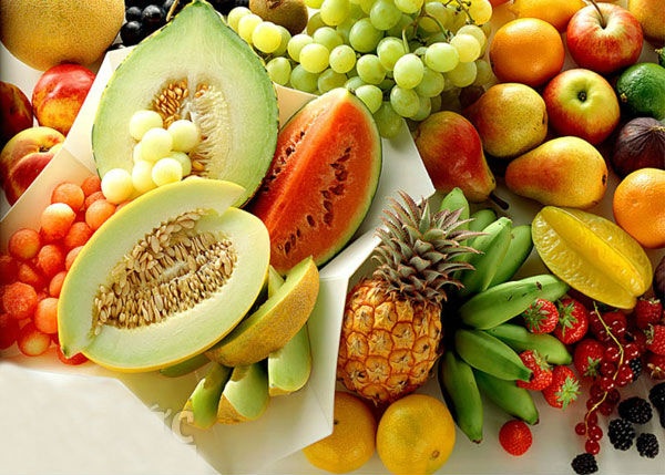Tác hại đầu tiên với sức khỏe khi ăn nhiều trái cây, đặc biệt là những trái cây chứa nhiều hàm lượng đường sẽ có thể khiến bạn phải đối diện với nguy cơ sâu răng, tình trạng loãng xương, không có khả năng duy trì một trọng lượng khỏe mạnh, mệt mỏi mãn tính, làn da có vấn đề, tóc mỏng, làm suy yếu móng tay móng chân và mang tới nhiều khó chịu khác…