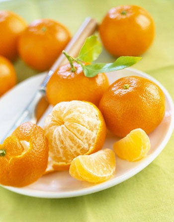 Ăn nhiều quýt hại dạ dày: Căn cứ vào nghiên cứu của các chuyên gia nước ta, một ngày không nên ăn quá 3 quả quýt.